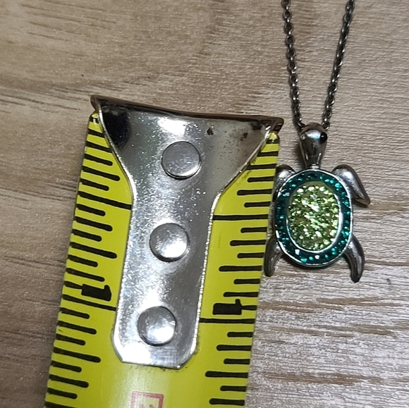Dainty Green rhinestone turtle necklace - Picture 8 of 10